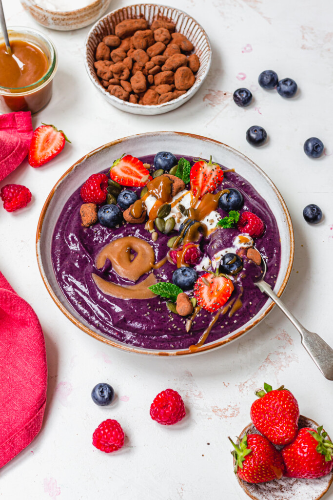Side of Blueberry Caramel Smoothie Bowl with a red linen