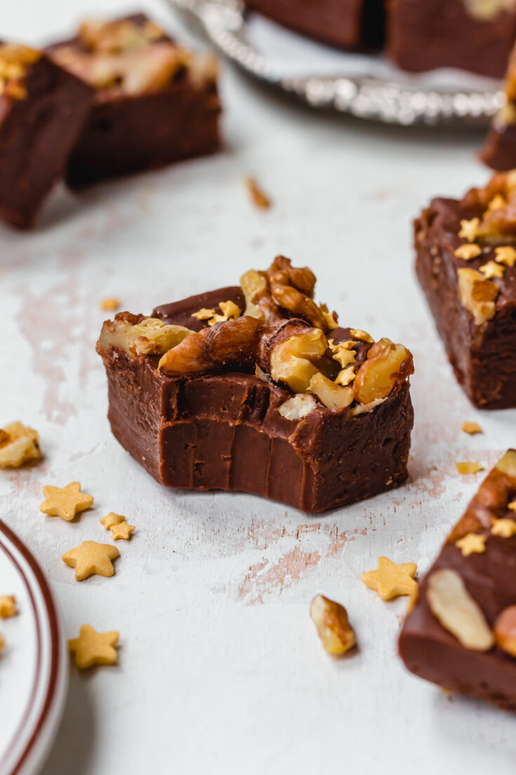 https://nourishingamy.com/wp-content/uploads/2023/01/Easy-Vegan-Chocolate-Fudge-10-735x1103.jpg