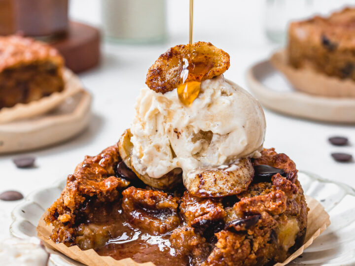 https://nourishingamy.com/wp-content/uploads/2023/02/Chocolate-Chip-Salted-Caramel-Cookie-Skillets-with-Caramelised-Bananas-05-720x540.jpg