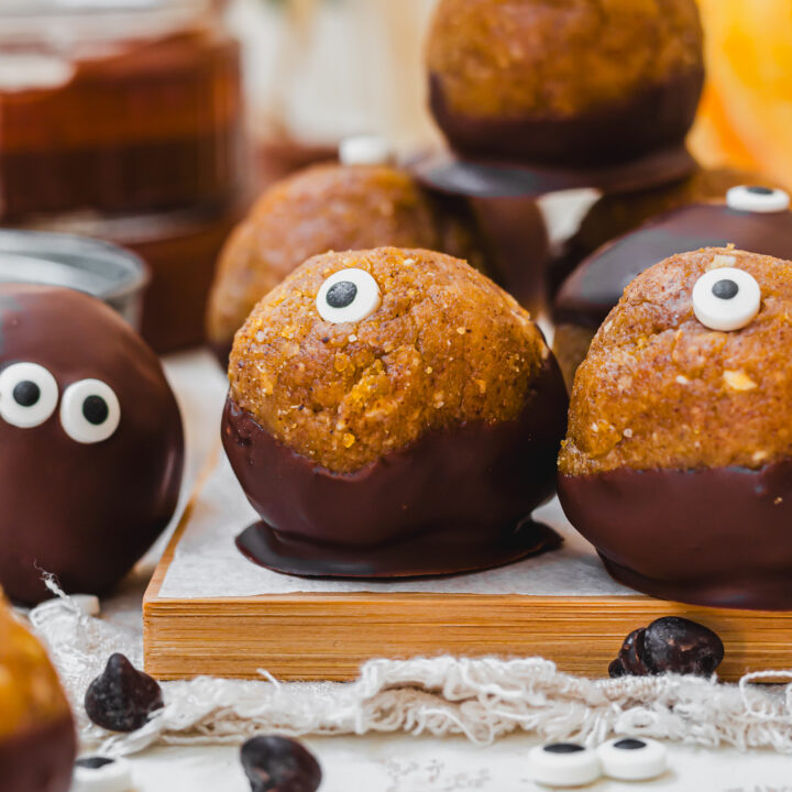Halloween Cake Pops with eyes and chocolate