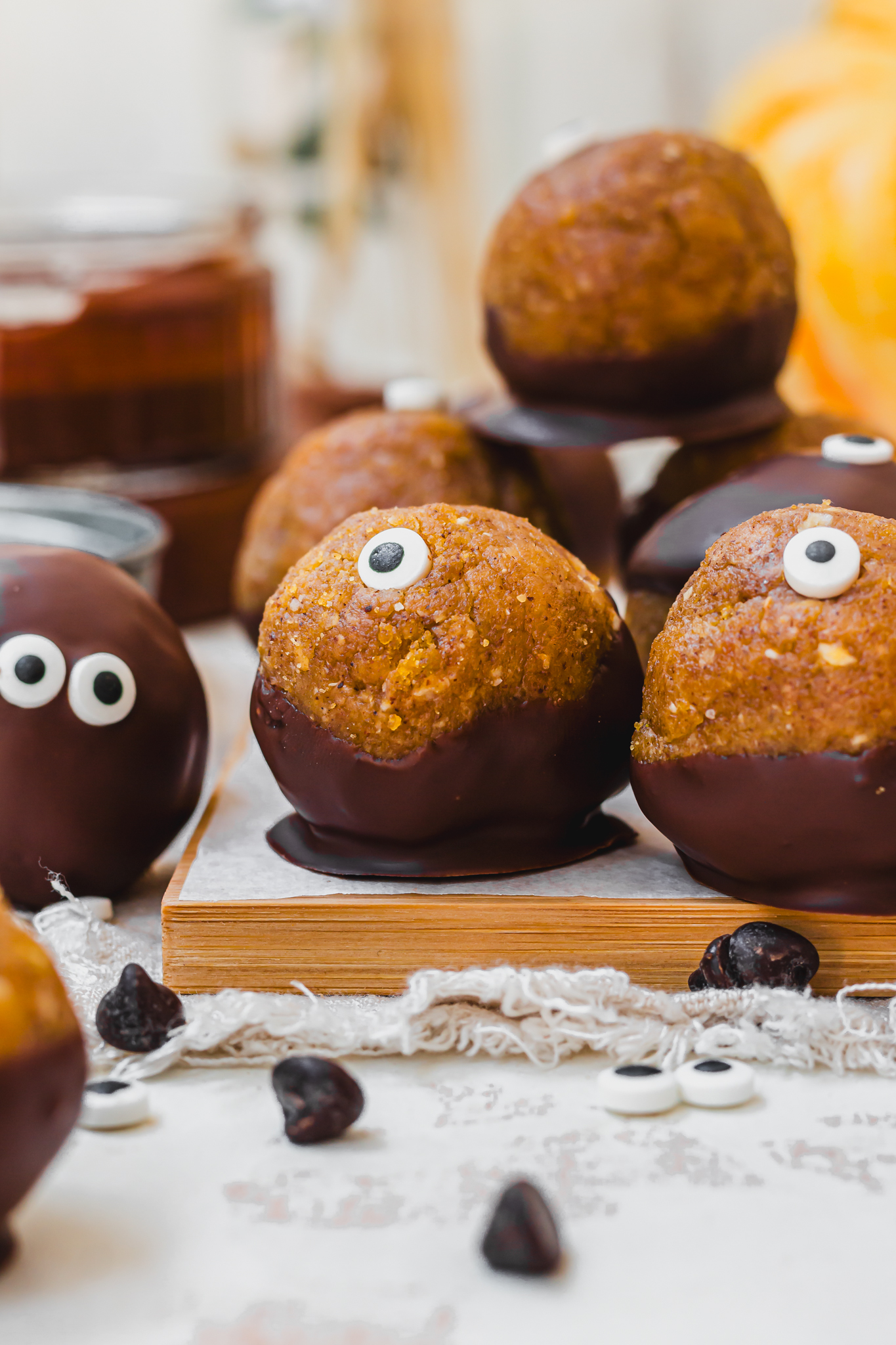 Halloween Cake Pops with eyes and chocolate